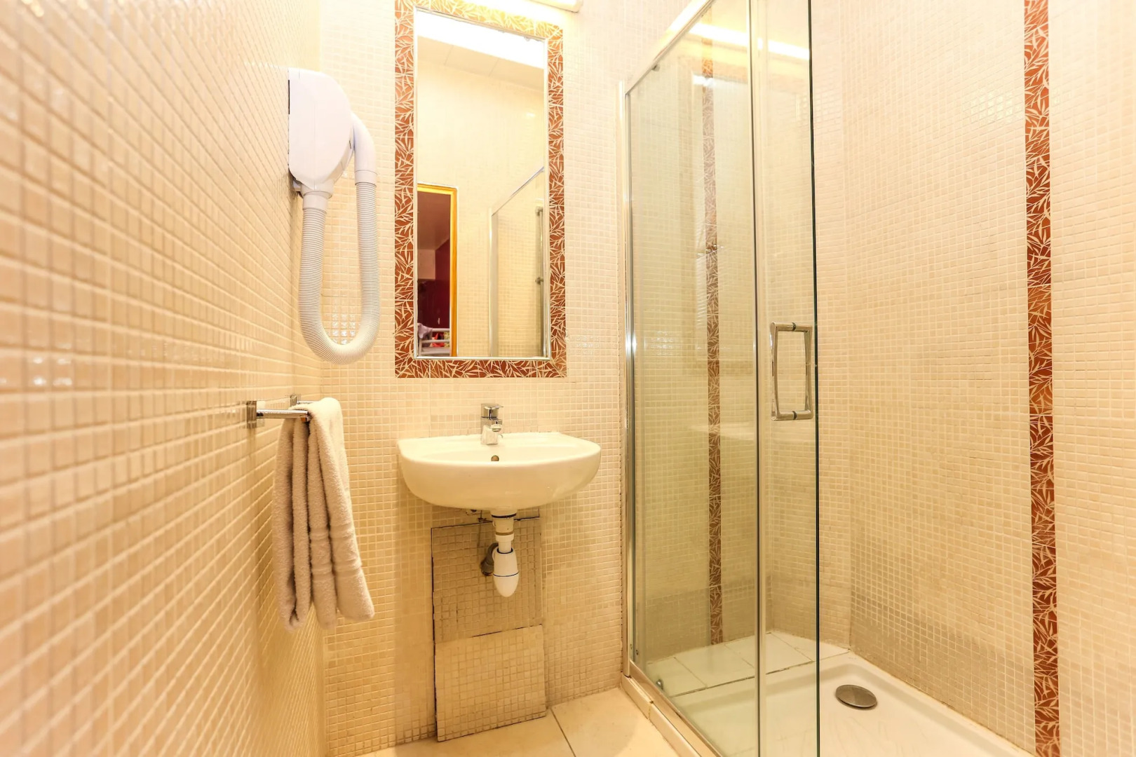 Le Village Montmartre by Hiphophostels