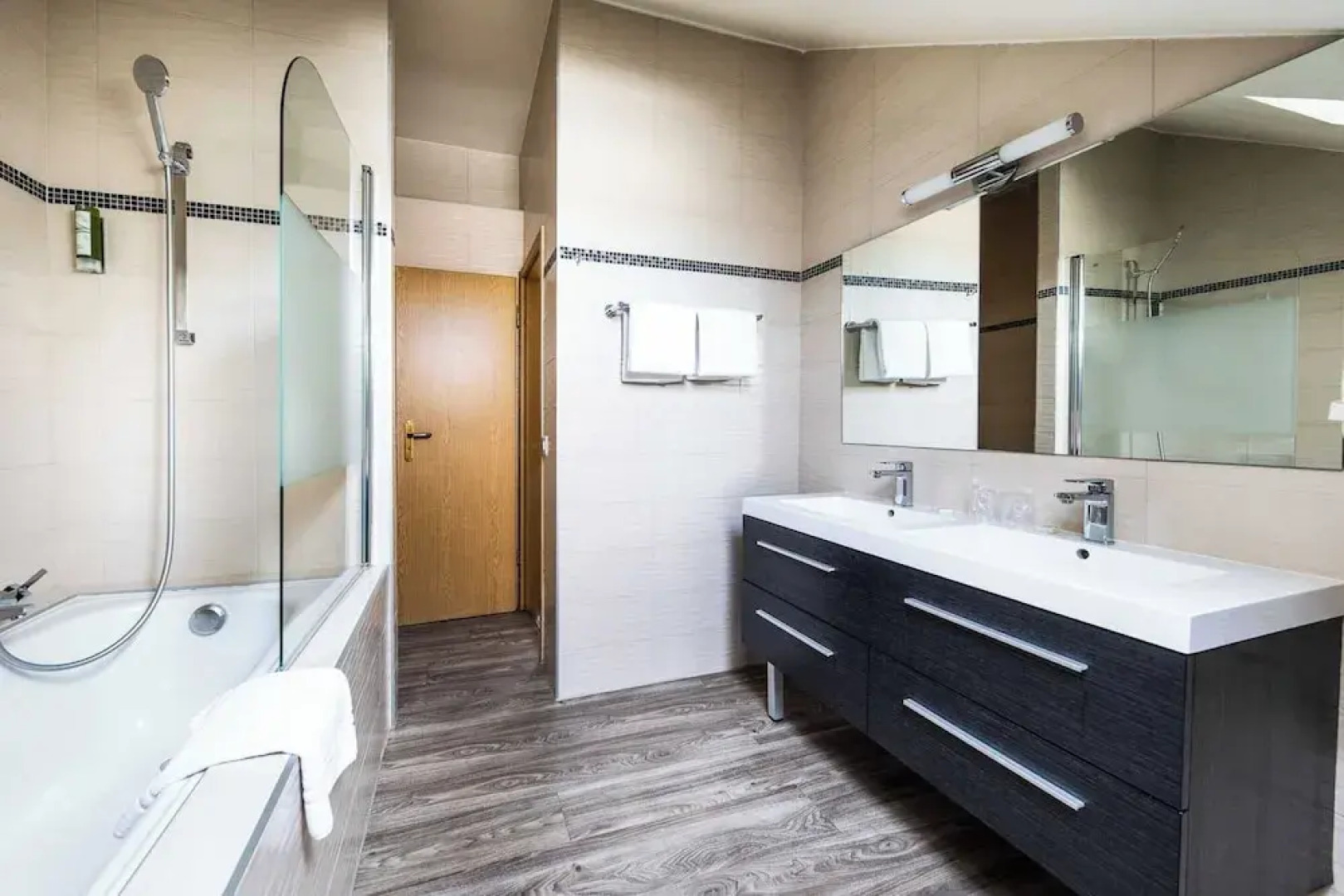 Modern Apartment - AC- 1br-2p- Geneva