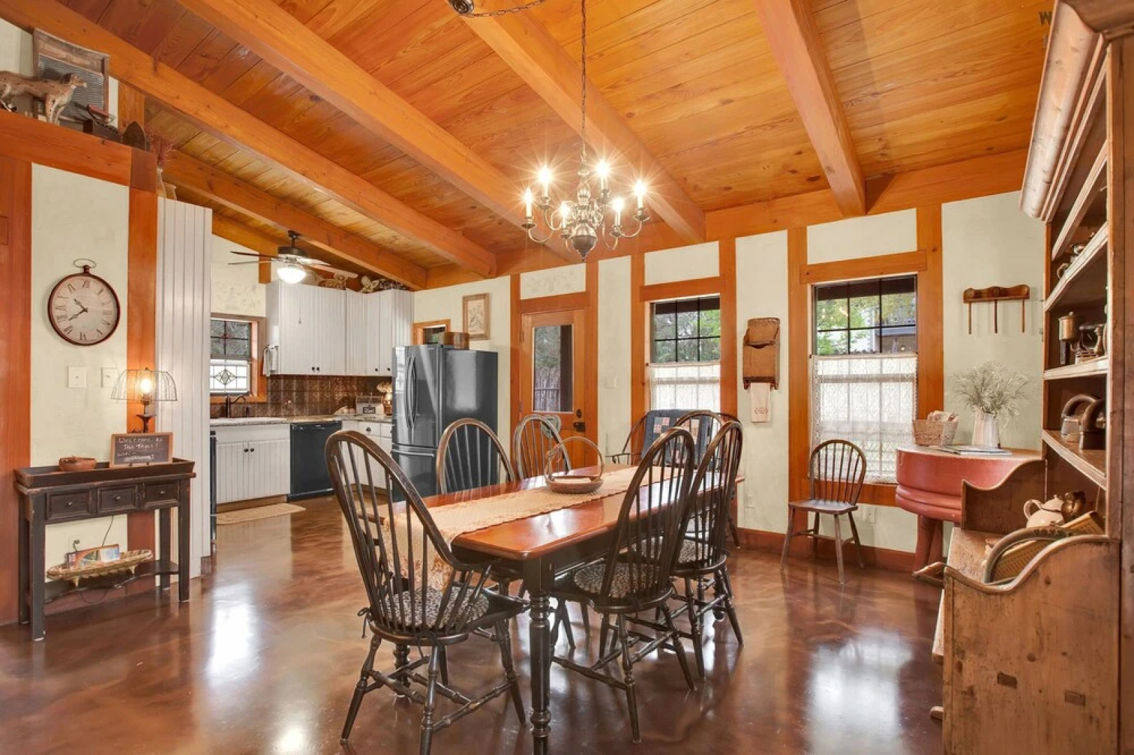 Luxury&location! 1 Blk to Main St W/hottub&firepit