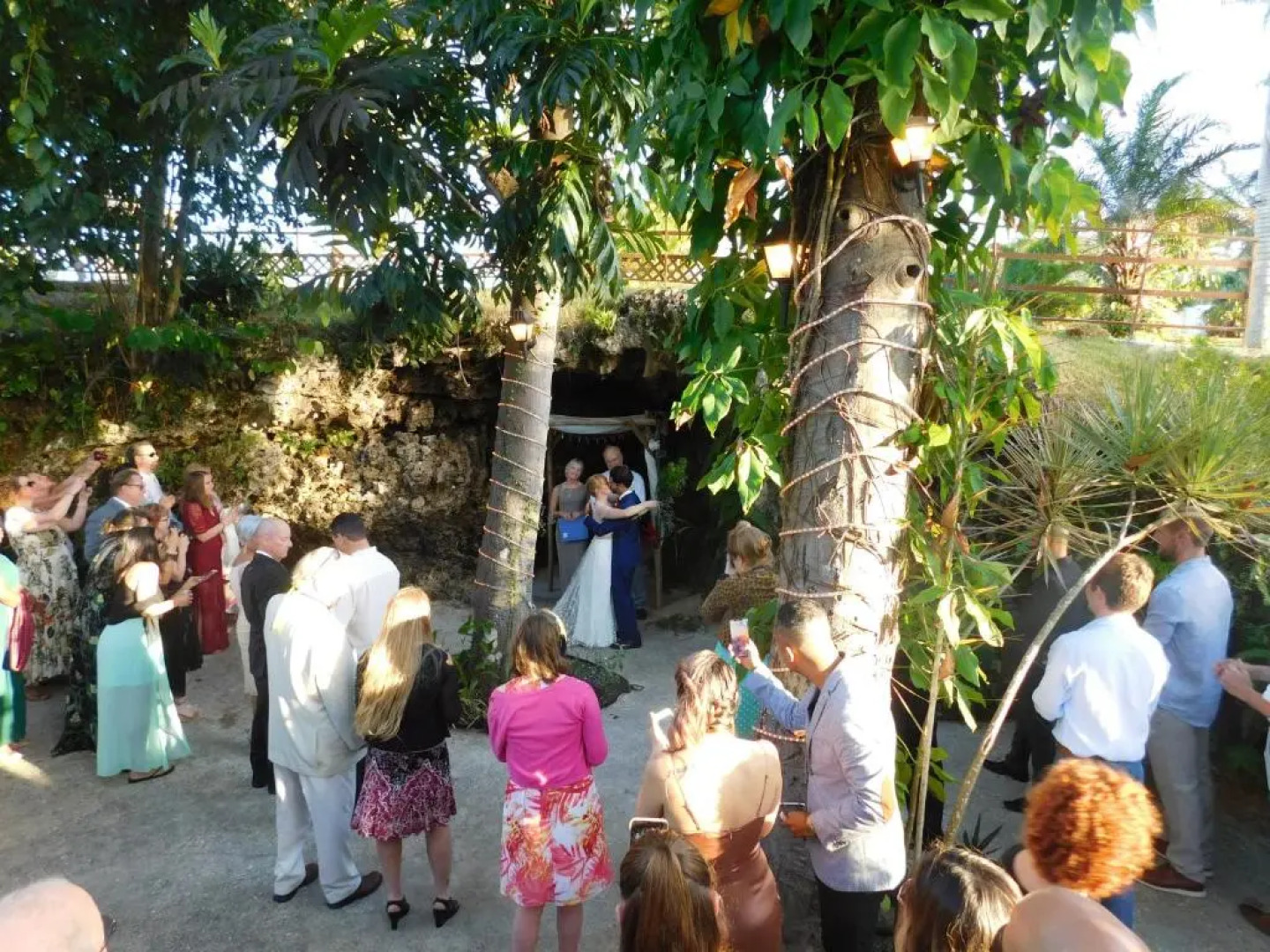 Isabela Villa sleeps 40, pool, Jacuzzi, BBQ, power plant, volley, pool table