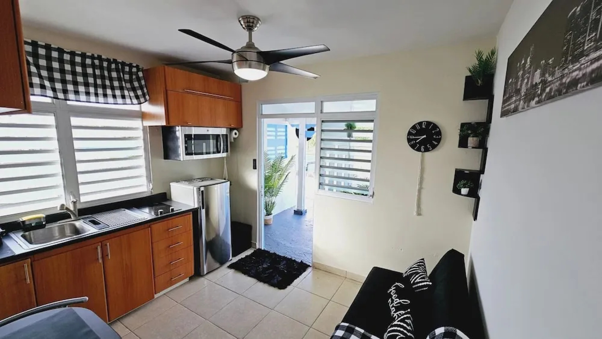 Cozy and Modern Apartment Black & White With Jacuzzi on Terrace