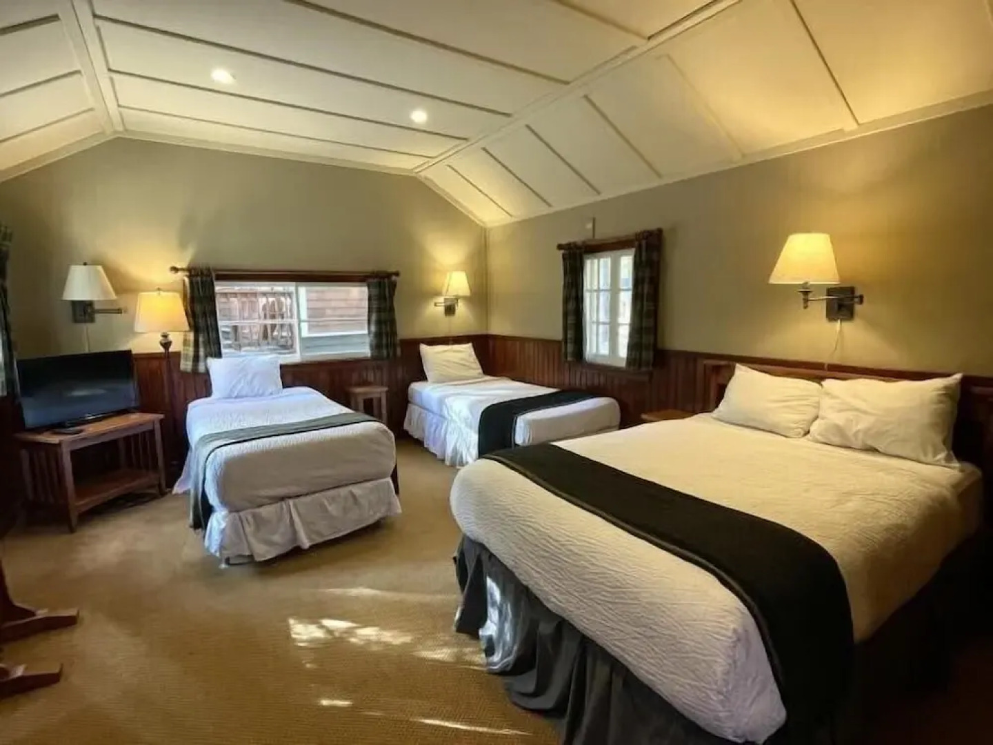 Johnston Canyon Lodge and Bungalows