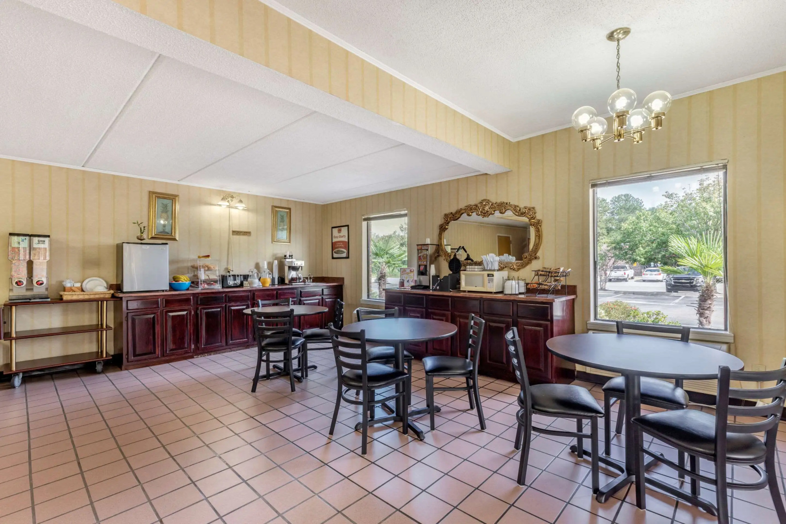 Econo Lodge Inn & Suites