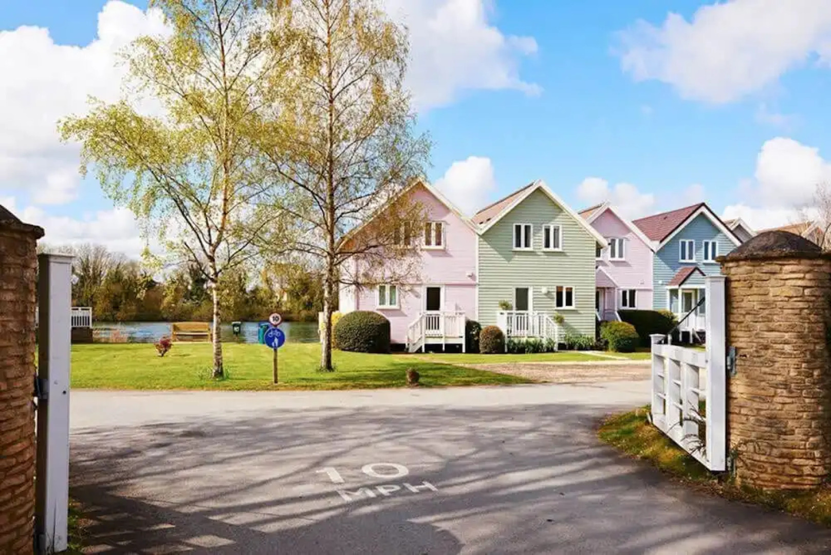 Stylish family-friendly lakeside retreat in the Cotswold Water Park