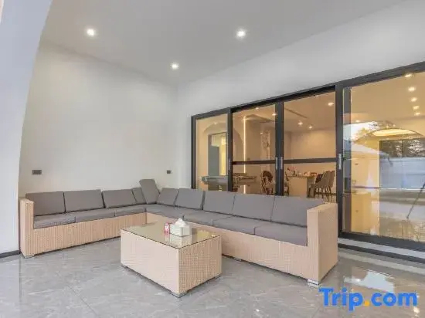 Pattaya Grand Villa 6 Bedroom 8 Bath (Private Pool, KTV, Sauna, Fitness Area)