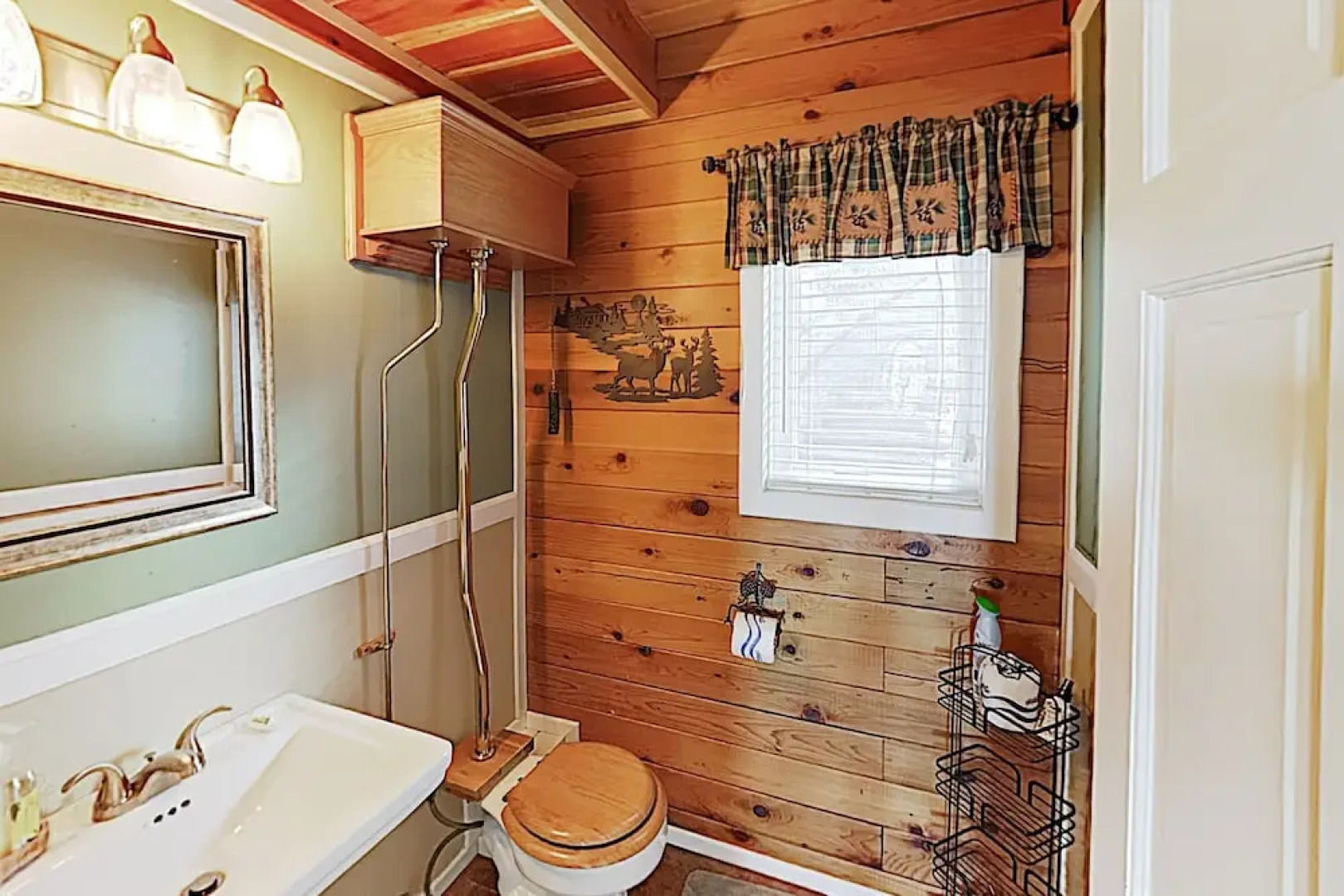 Expansive Haven W/ Fireplaces & Epic Game Room Home