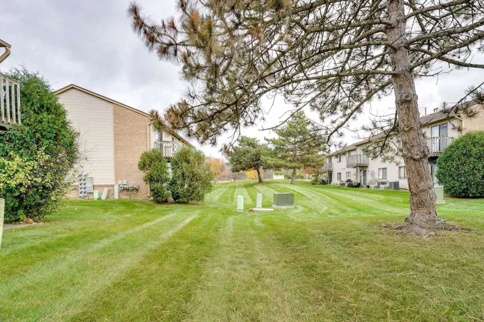 Cozy Clinton Township Condo: 3 Mi to Anchor Bay!