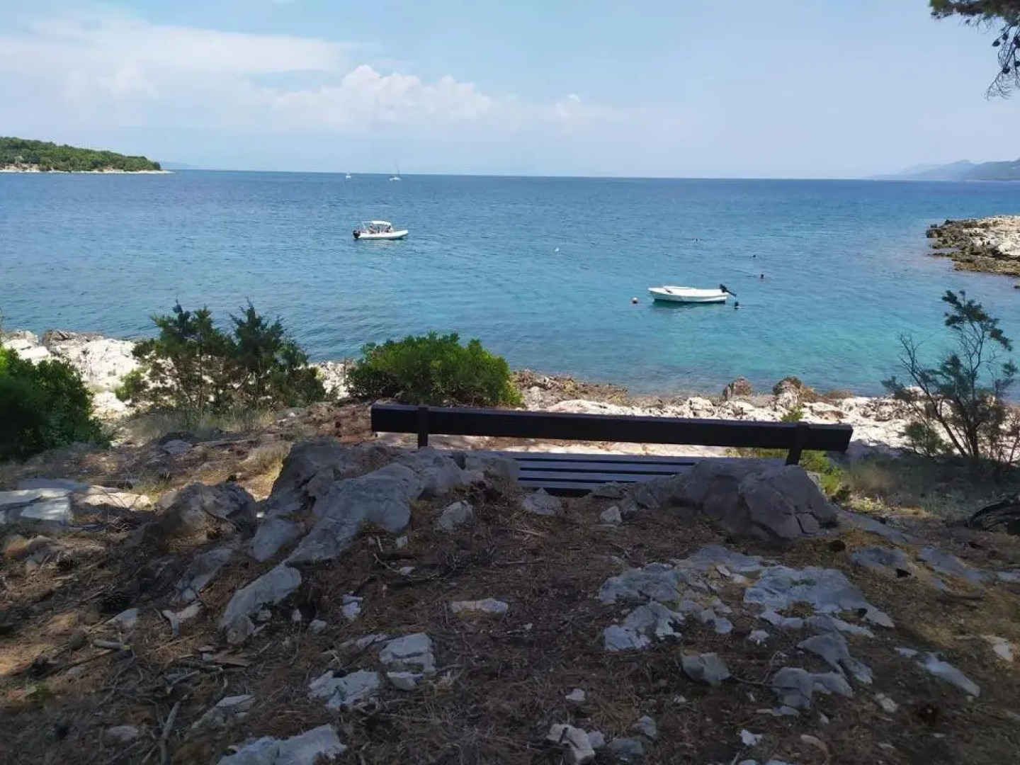 Apartments 1st line to sea and beach,quiet area,private parking,terrace with sea view