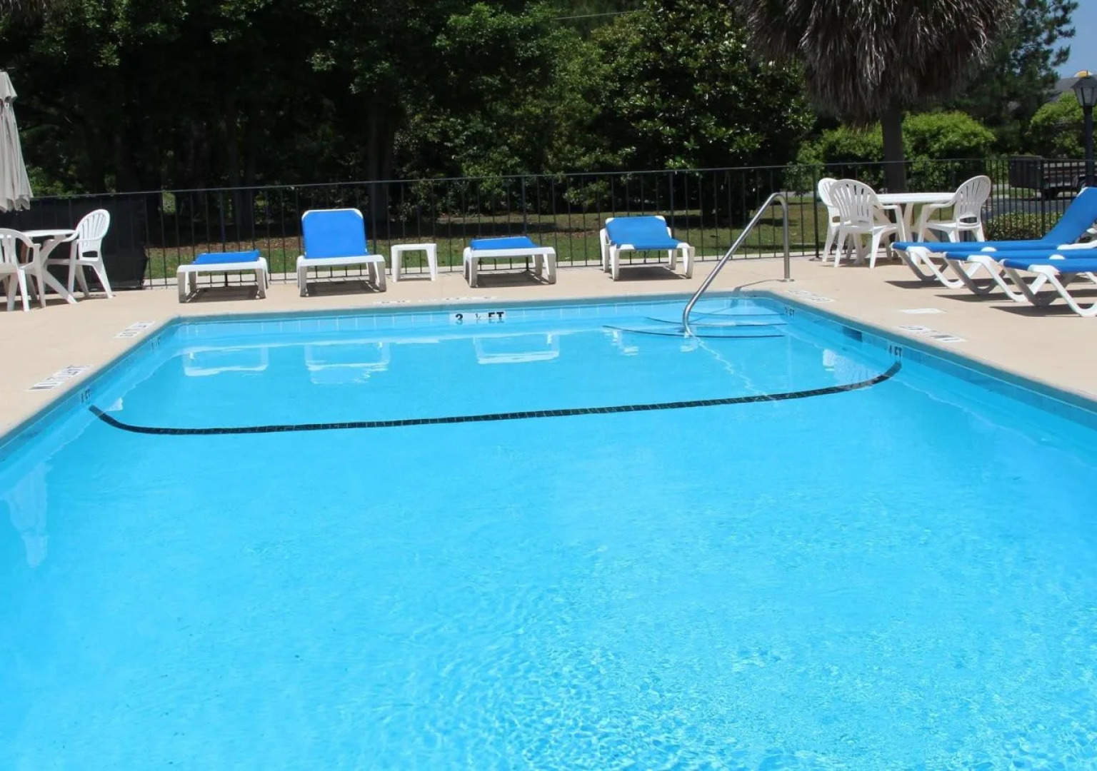 Econo Lodge at the University