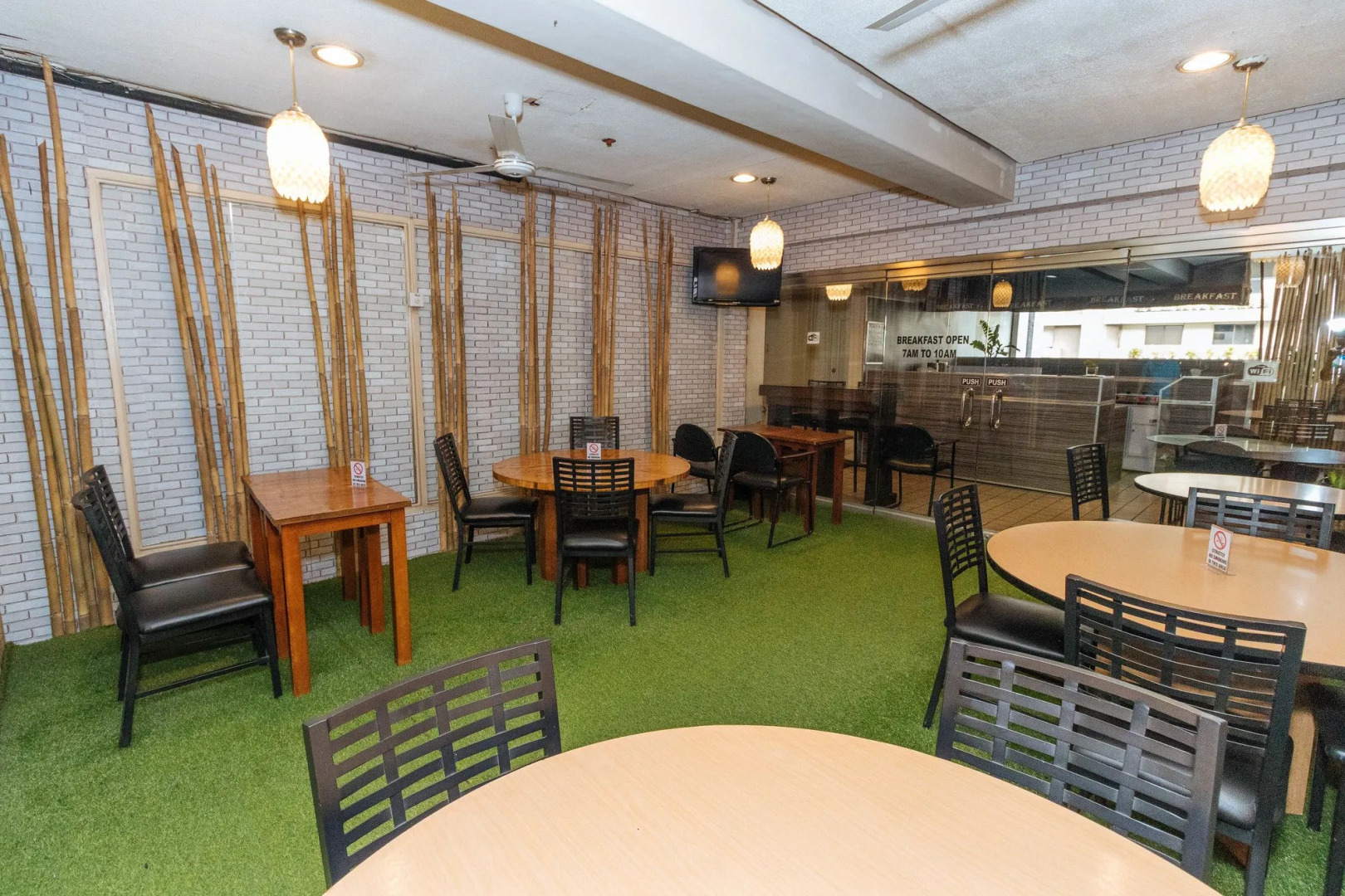 RedDoorz @ Amorsolo Makati