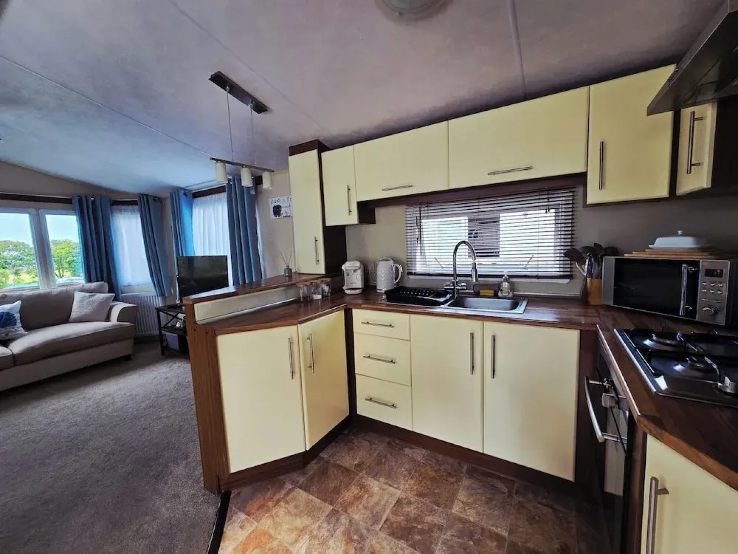 Cariad Bach 64 Dinas Cross