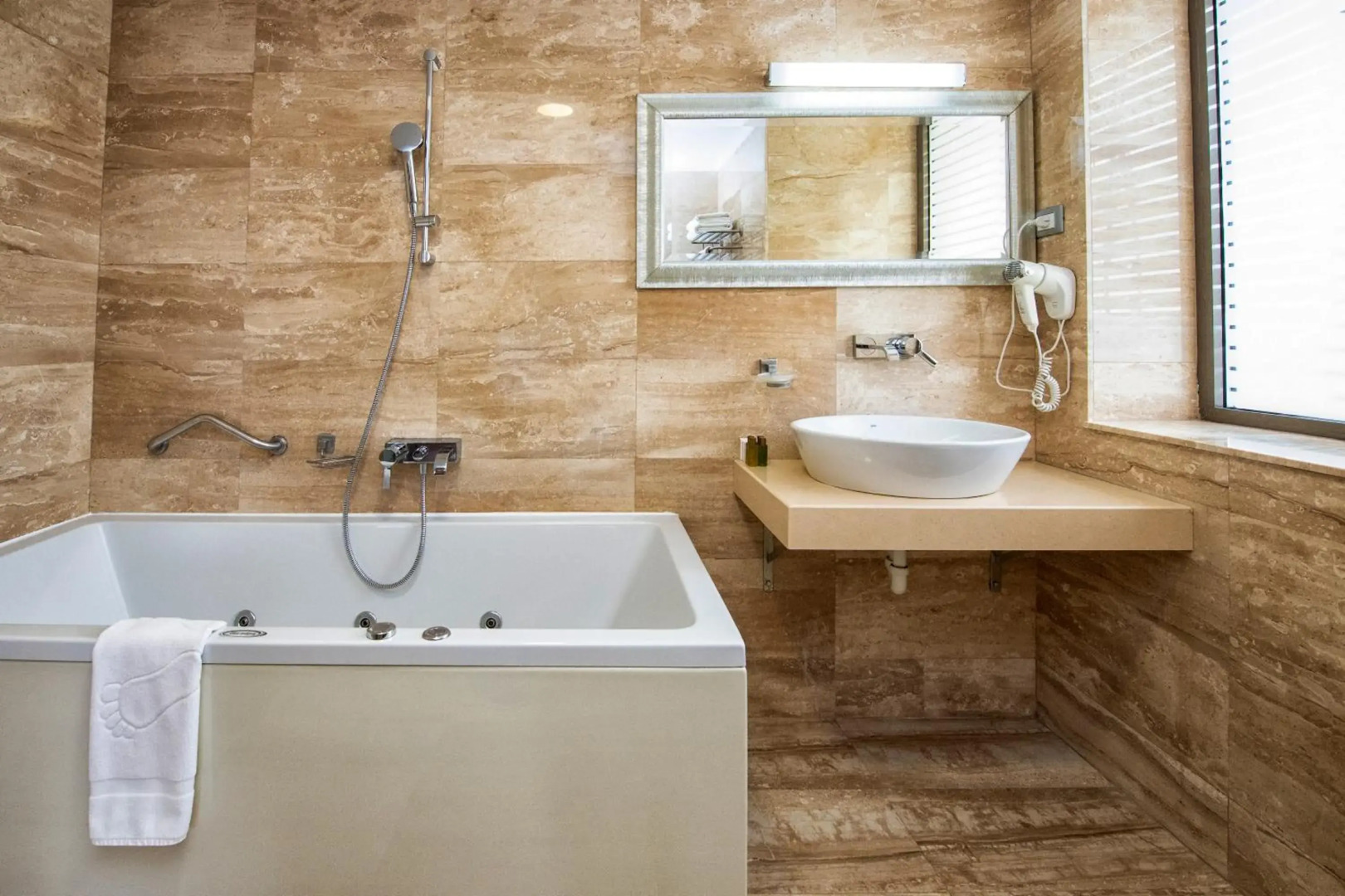 Hotel Roman by Dumbrava