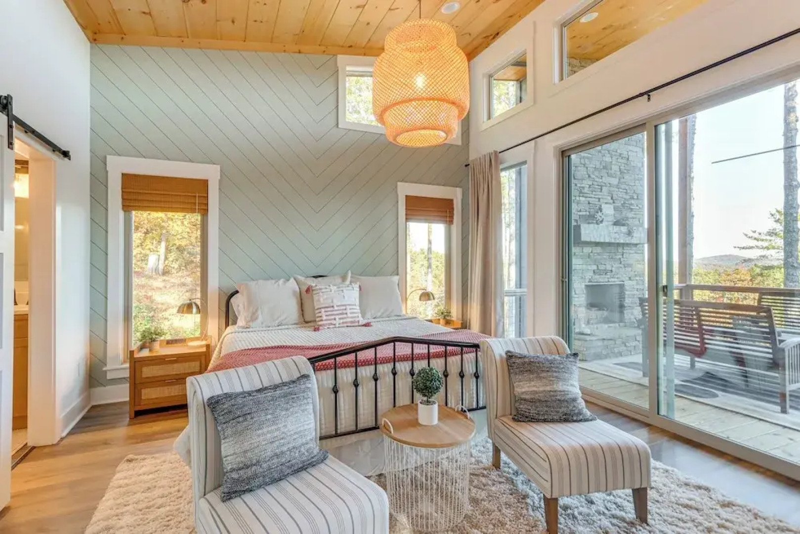 Modern Mtn Cabin w/ Deck & Views in Blue Ridge!