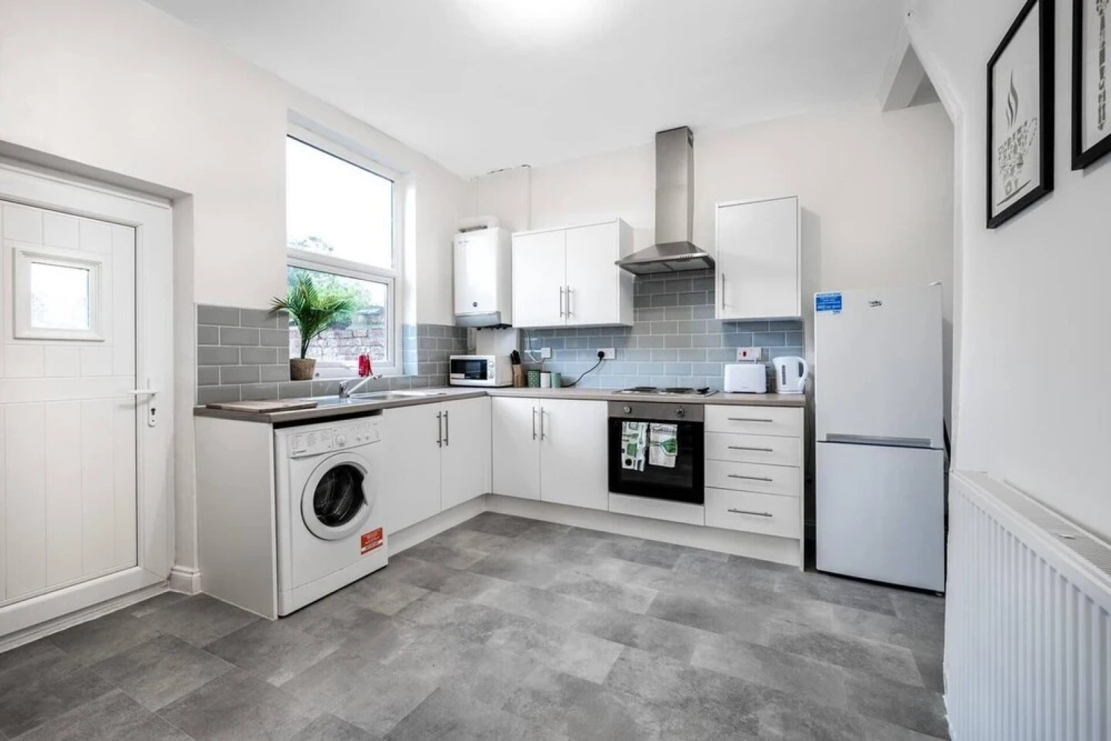 Modern Spacious 2 br House in Leigh, Free Parking