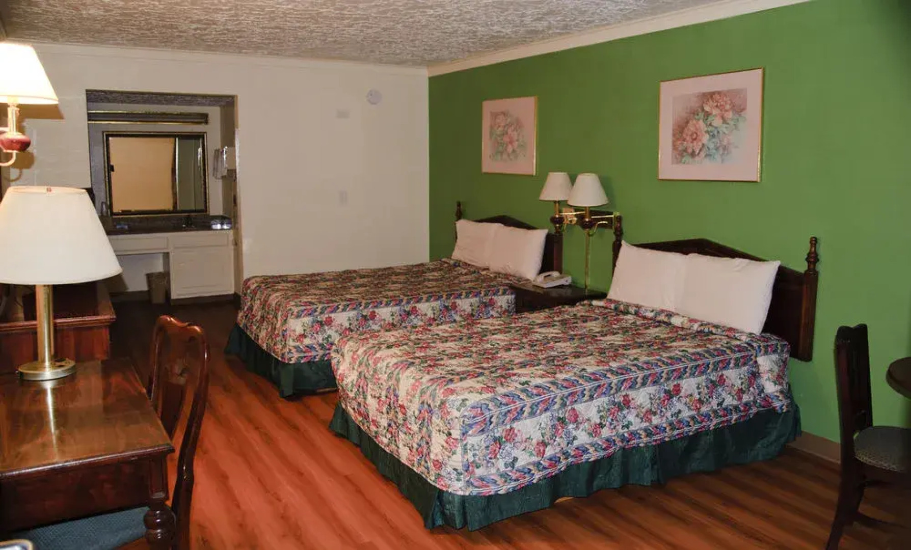 Victorian Inn & Suites