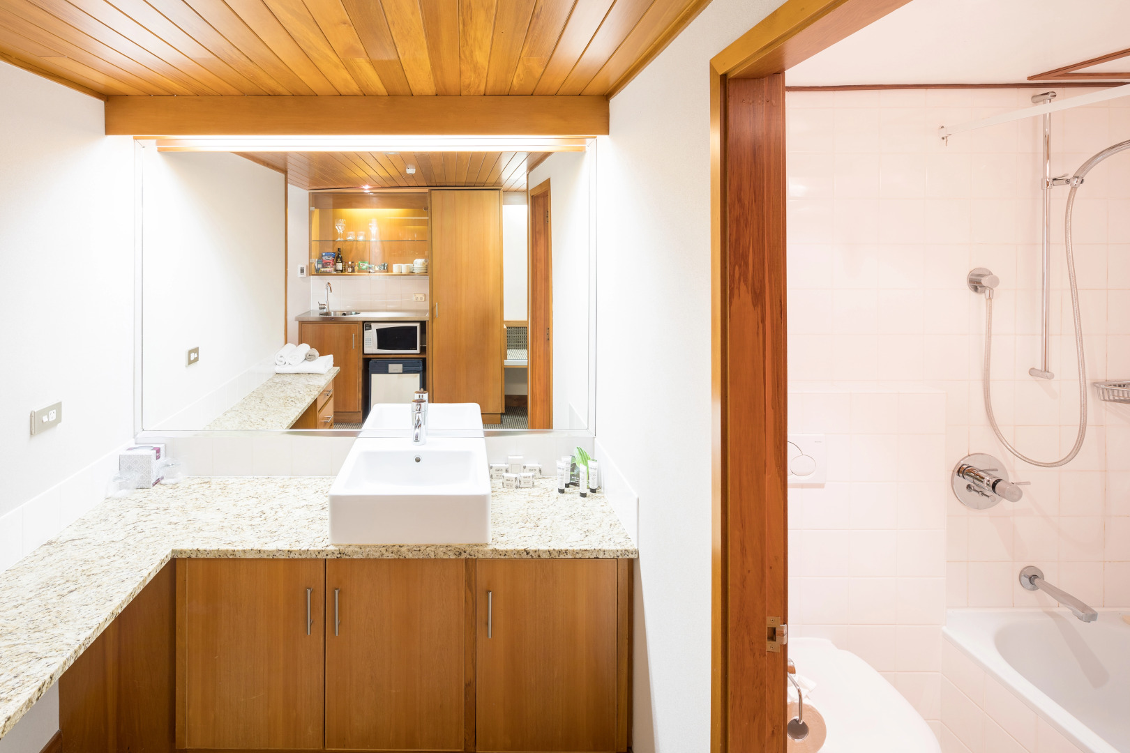 Commodore Airport Hotel