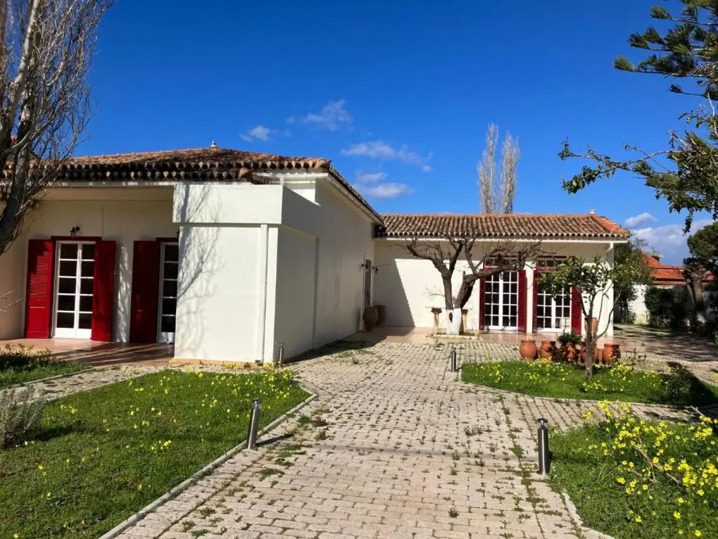 Mediterenian house with beautiful garden