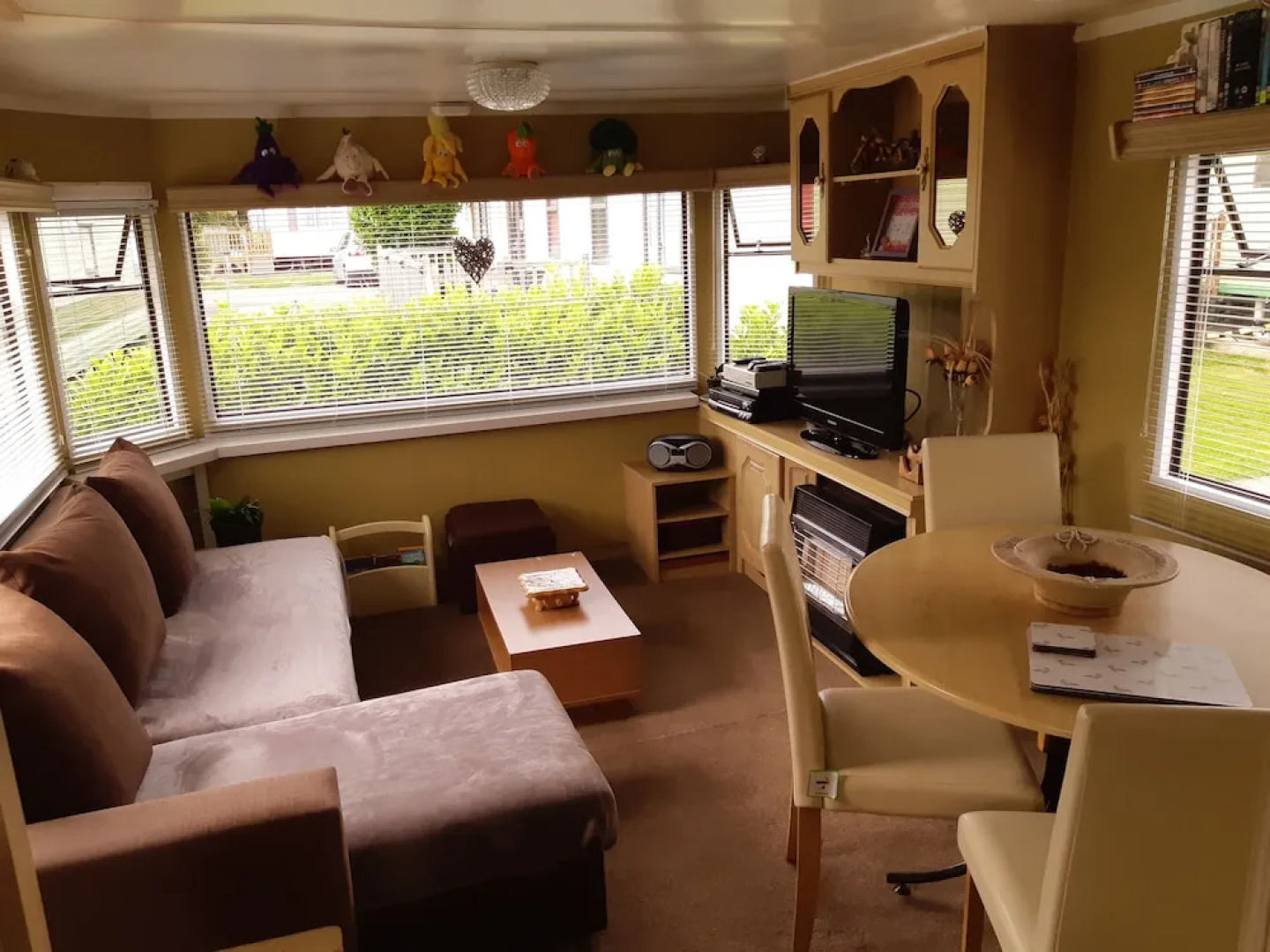 Beautifully Decorated 2 bed Caravan in Foel, Welsh