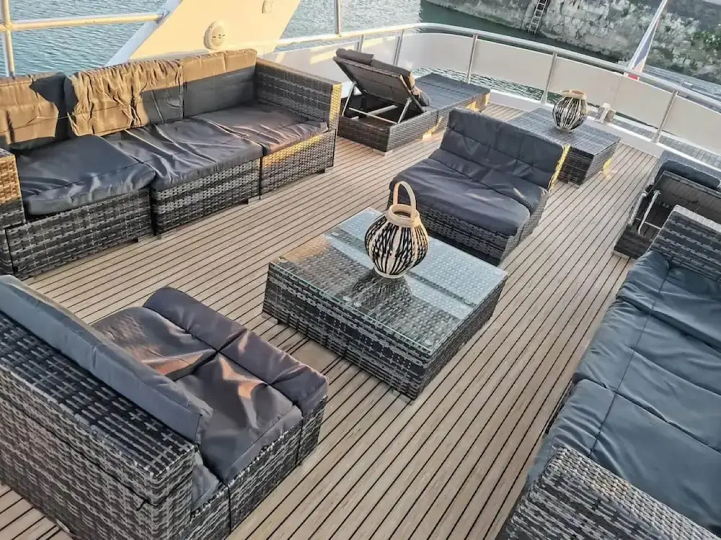 Attractive Yacht With Roof Terrace