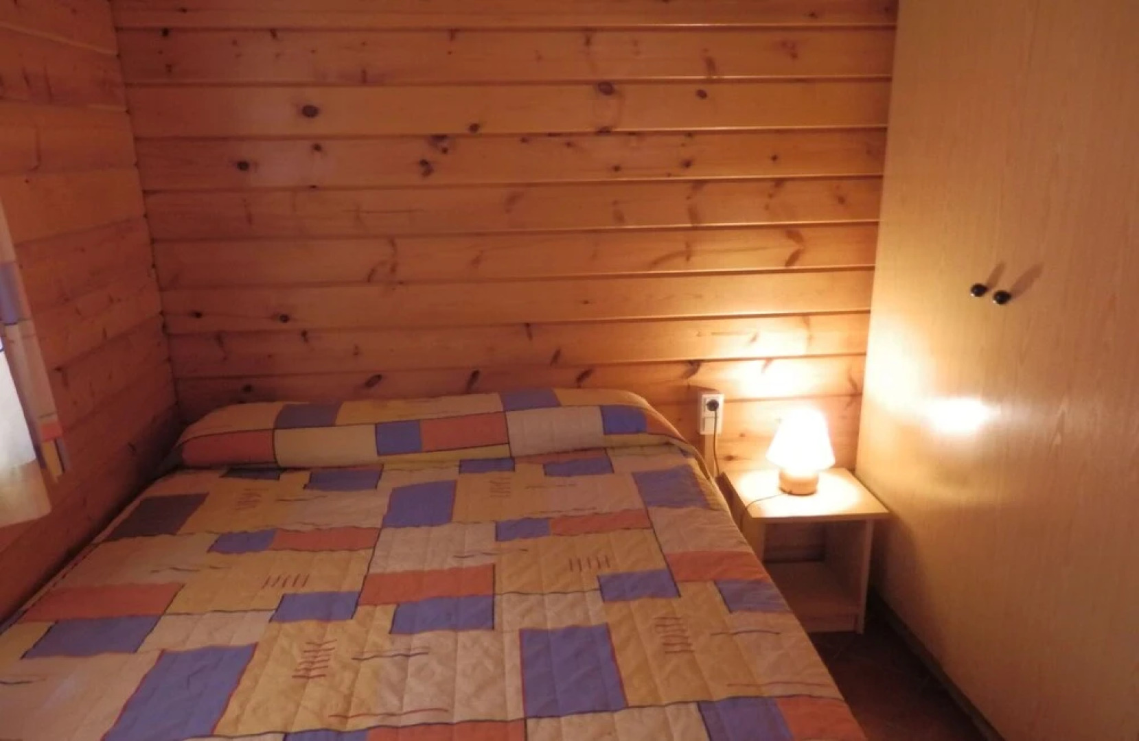 Attractive bungalow with a covered terrace, 1 km. from beach