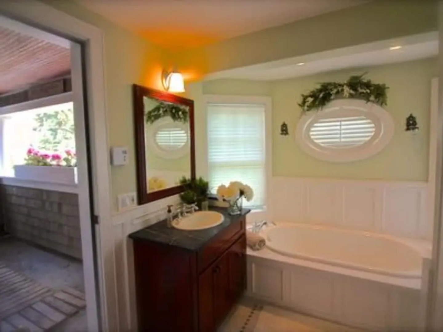 Elegant Acorn Cottage - Lodge In The Village Of Lake Placid