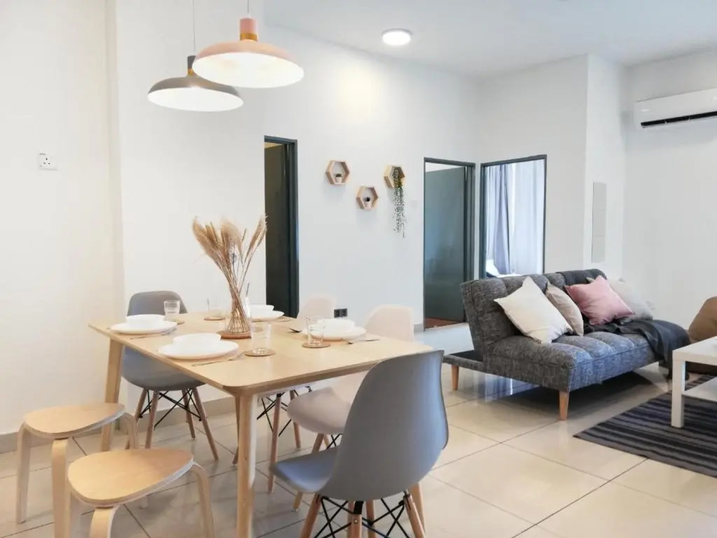 Subang City Residence, Spacious Home with Balcony, Walking Distance to Summit, 5min to Sunway