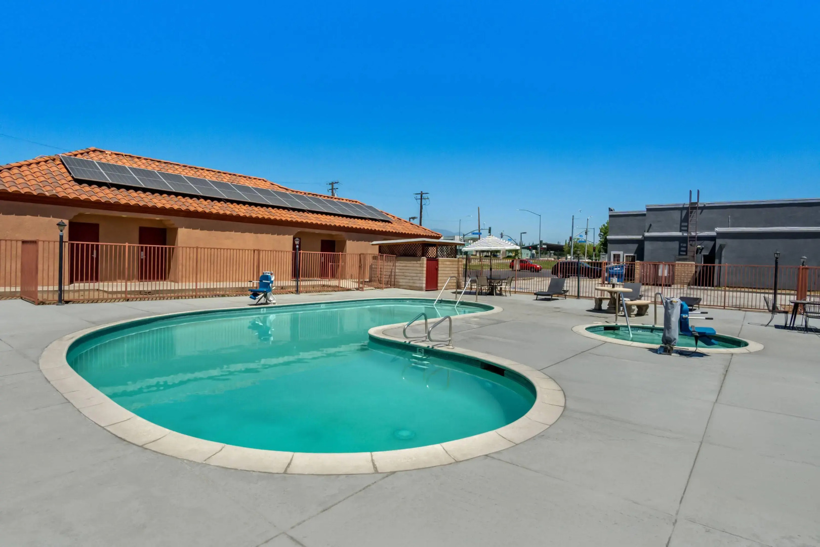 Days Inn by Wyndham Fontana / Rialto