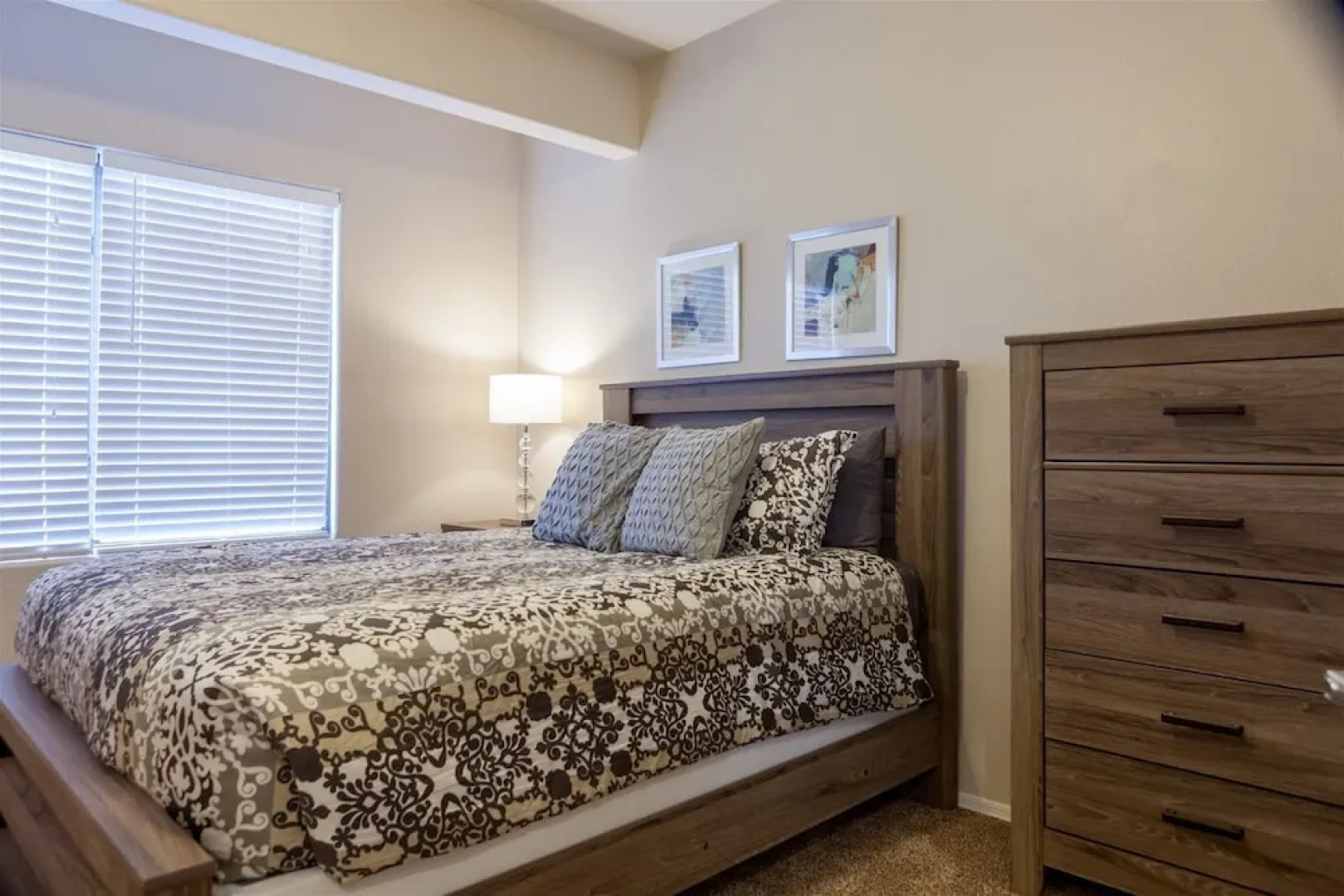 2BR Plus Ocotillo Townhome, Heated Pool, Spa, Gym