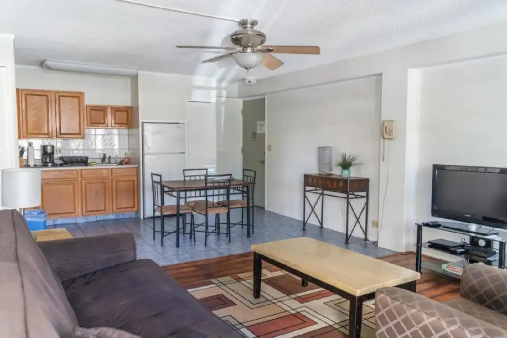 Waikiki Condo Rental - Hawaiian King