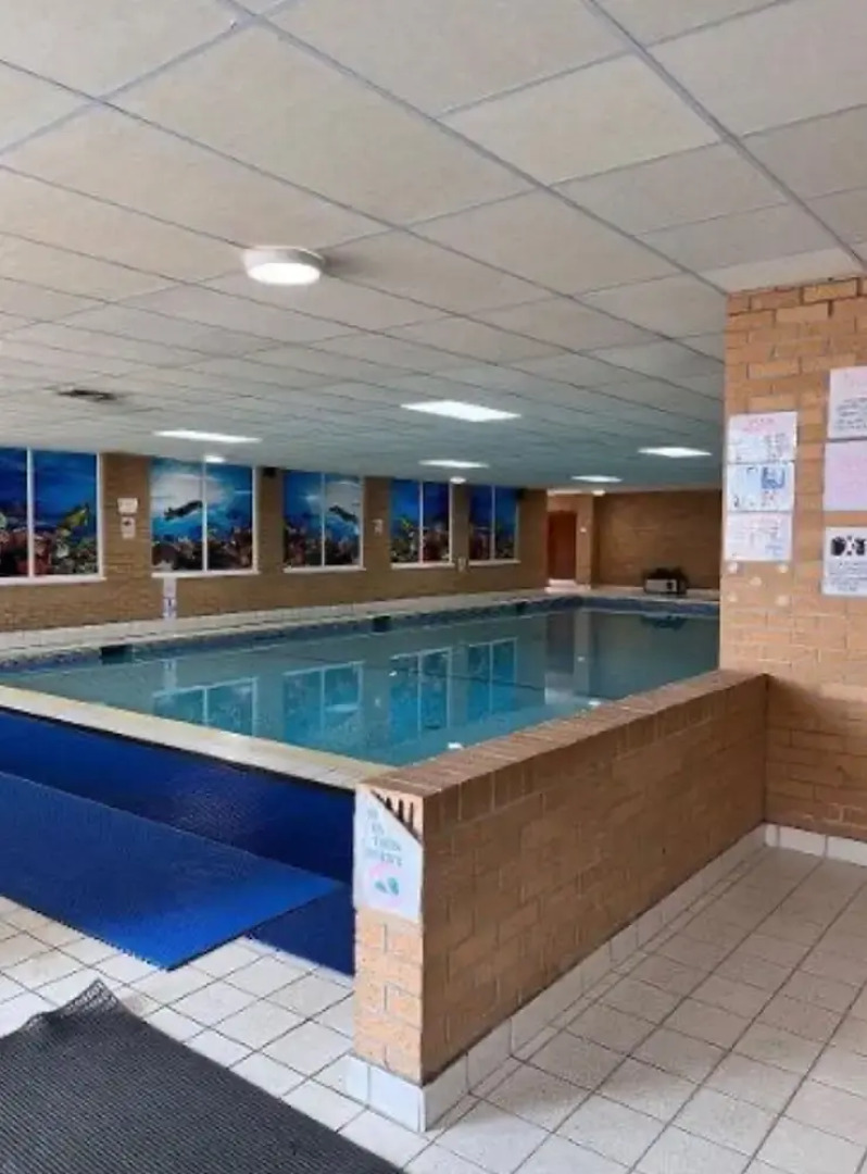 Caravansleeps6-parking-pool-mountain-petsok