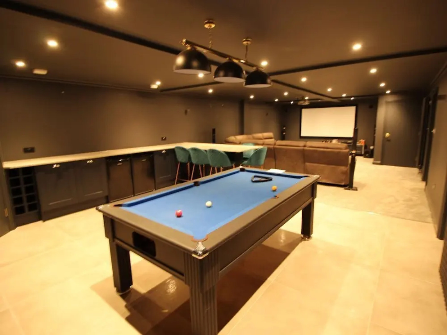 Beautiful Family Home With 42ft Pool & Cinema Room