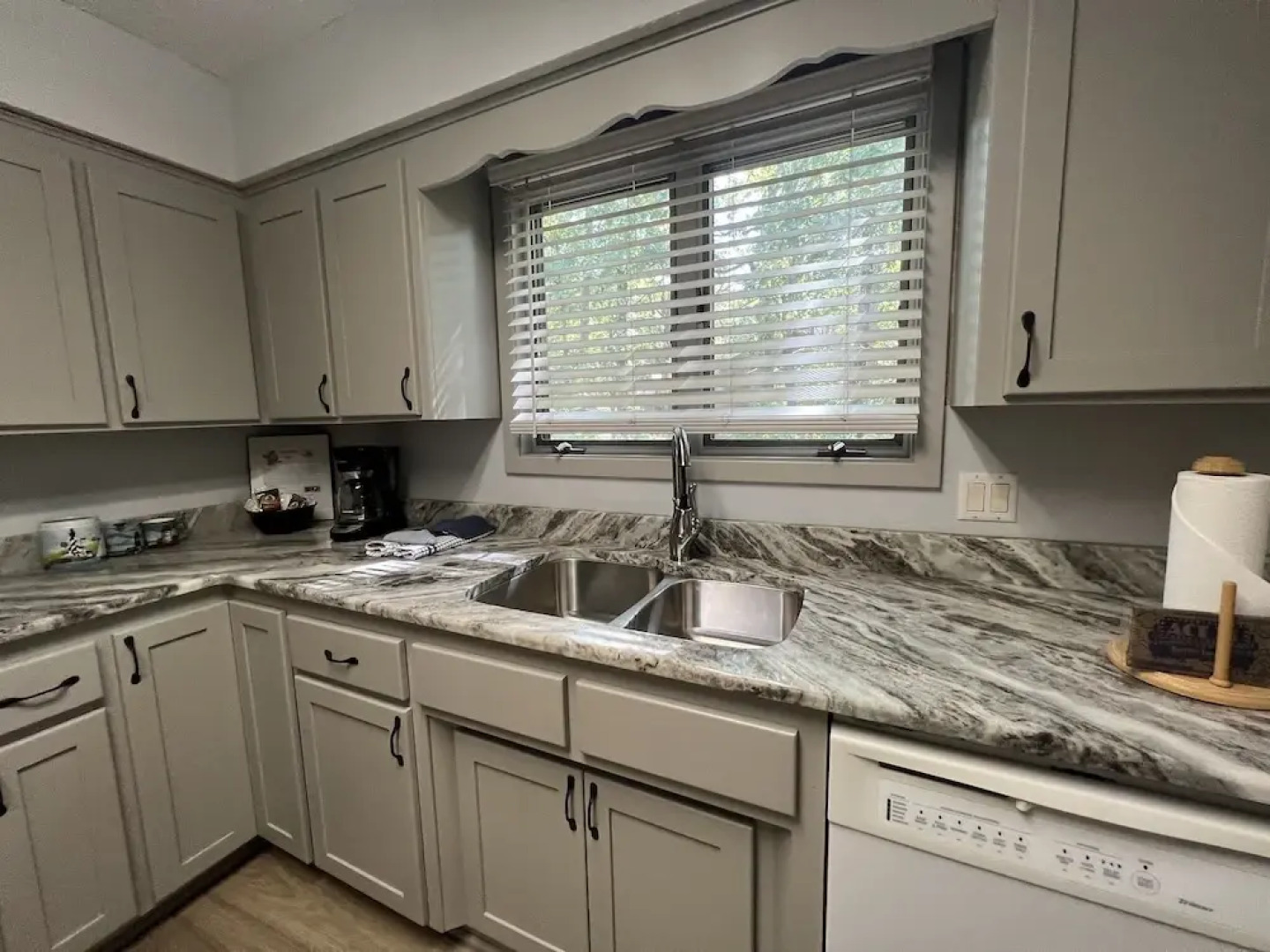 Forest view, log-sided two bedroom, two bath condo on Lake Ouachita. by RedAwning