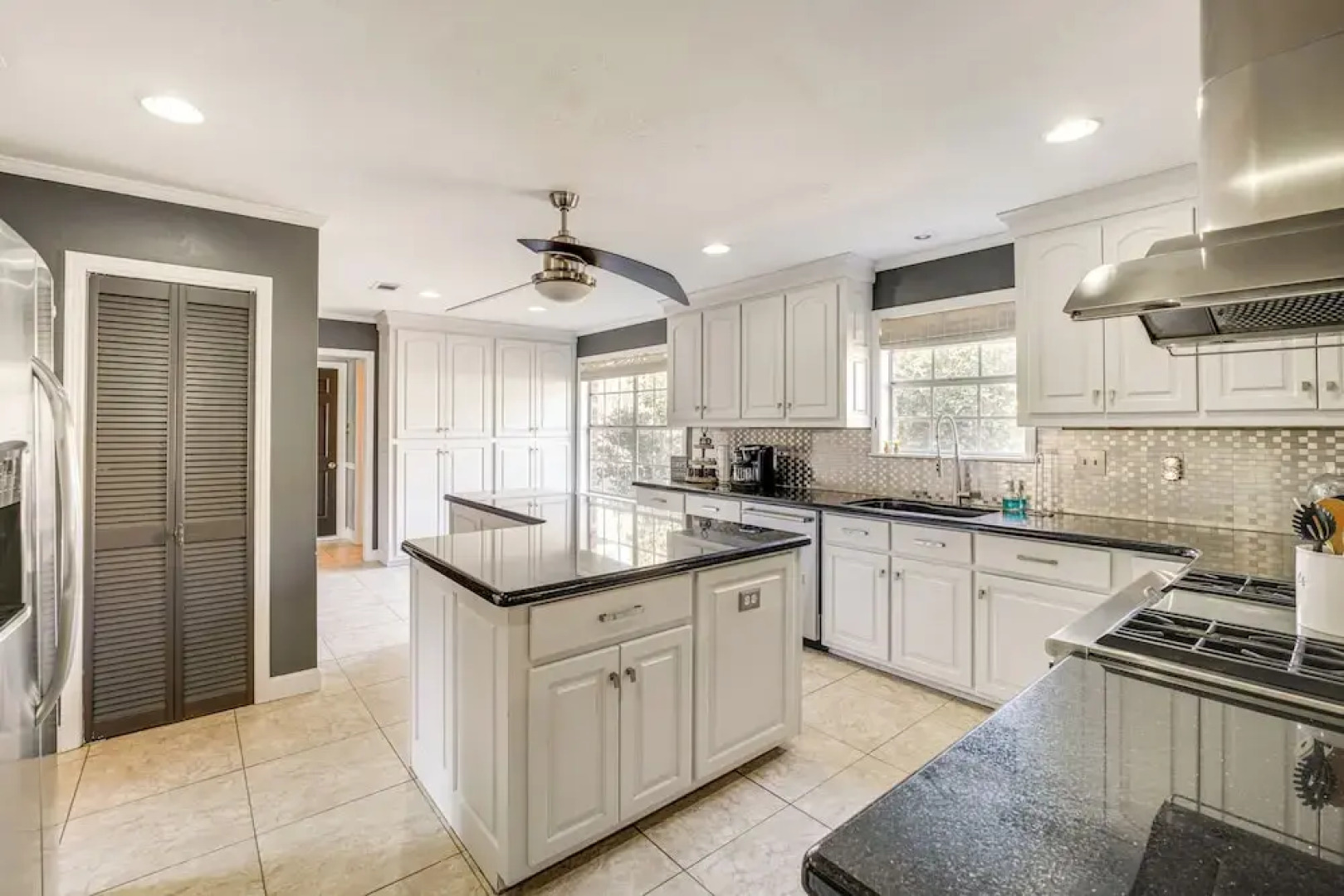 2 Mi to Gulfport Beaches: Poolside Paradise!