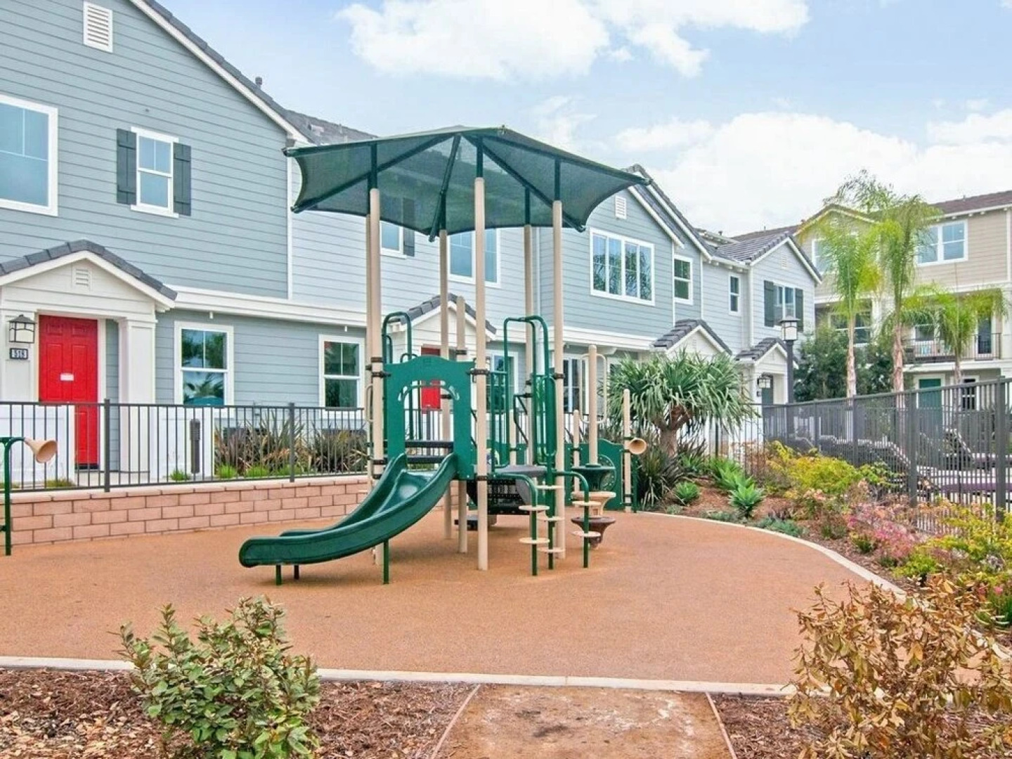 Stunning Beach W/ Pool, Views, Bar & Arcade 3 Bedroom Condo