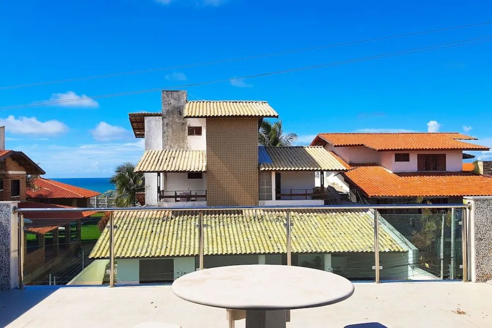 CASA TRíPLEX AO LADO DA PRAIA DO IGUAPE