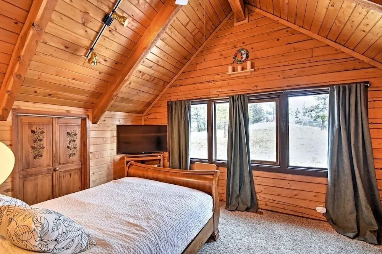 Secluded W/ Game Room & Huge Wraparound Deck 3 Bedroom Cabin