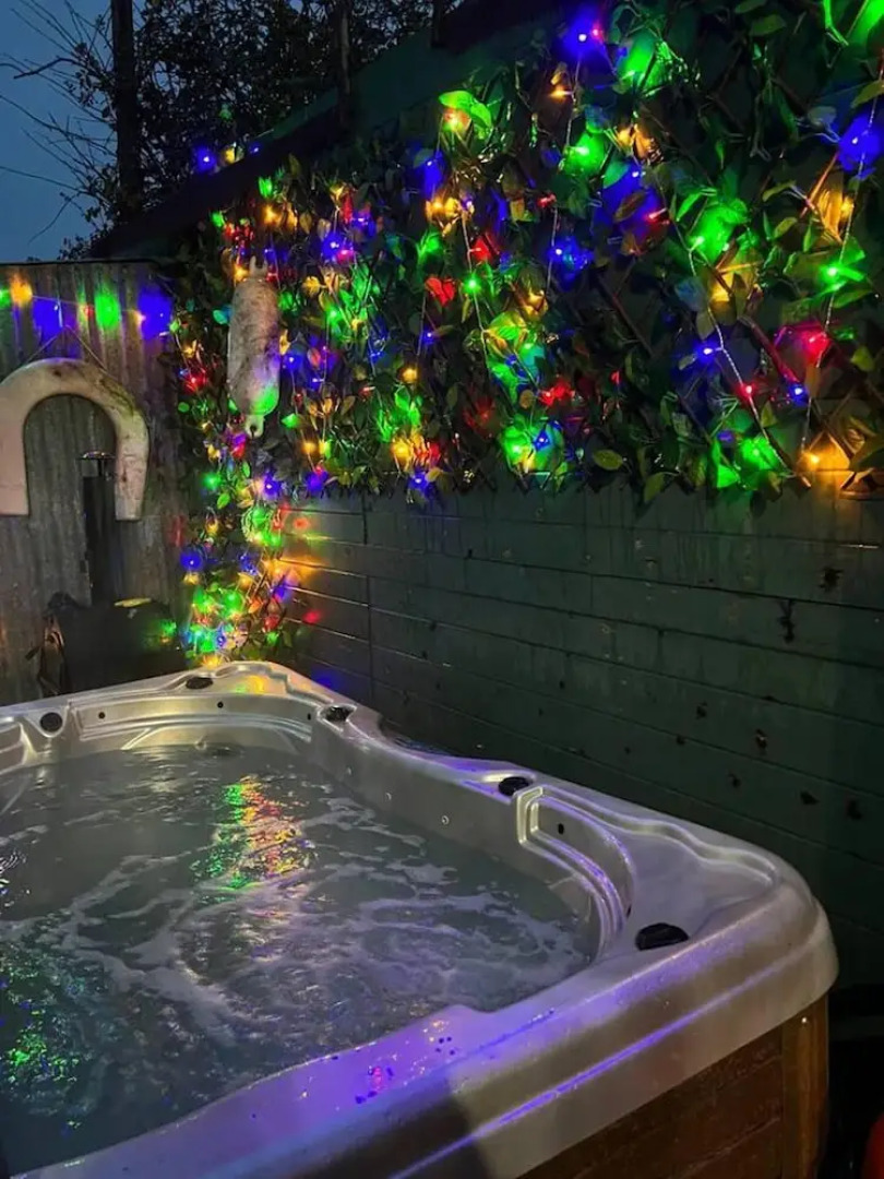Bridie Rose - hot tub Extra Charge Exotic Animals