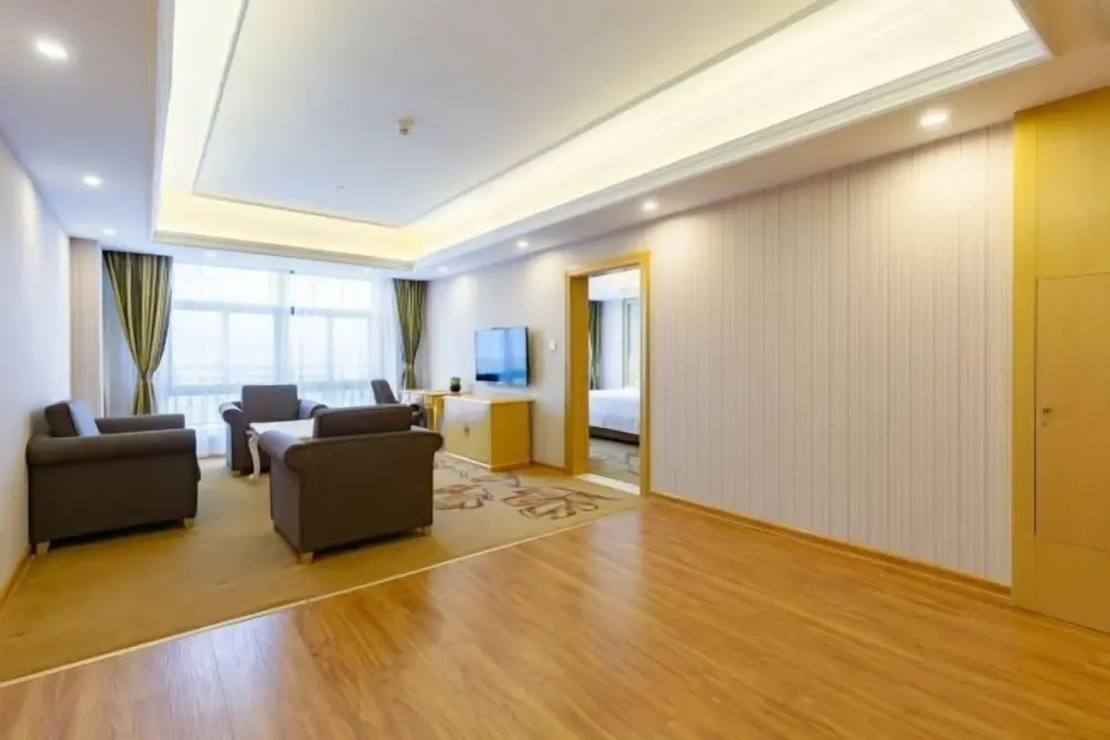 Vienna Hotel (Lingshan Liufengshan Pedestrian Street)