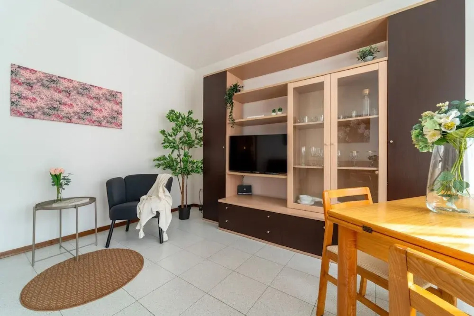 Scarlet Apartment With Garden