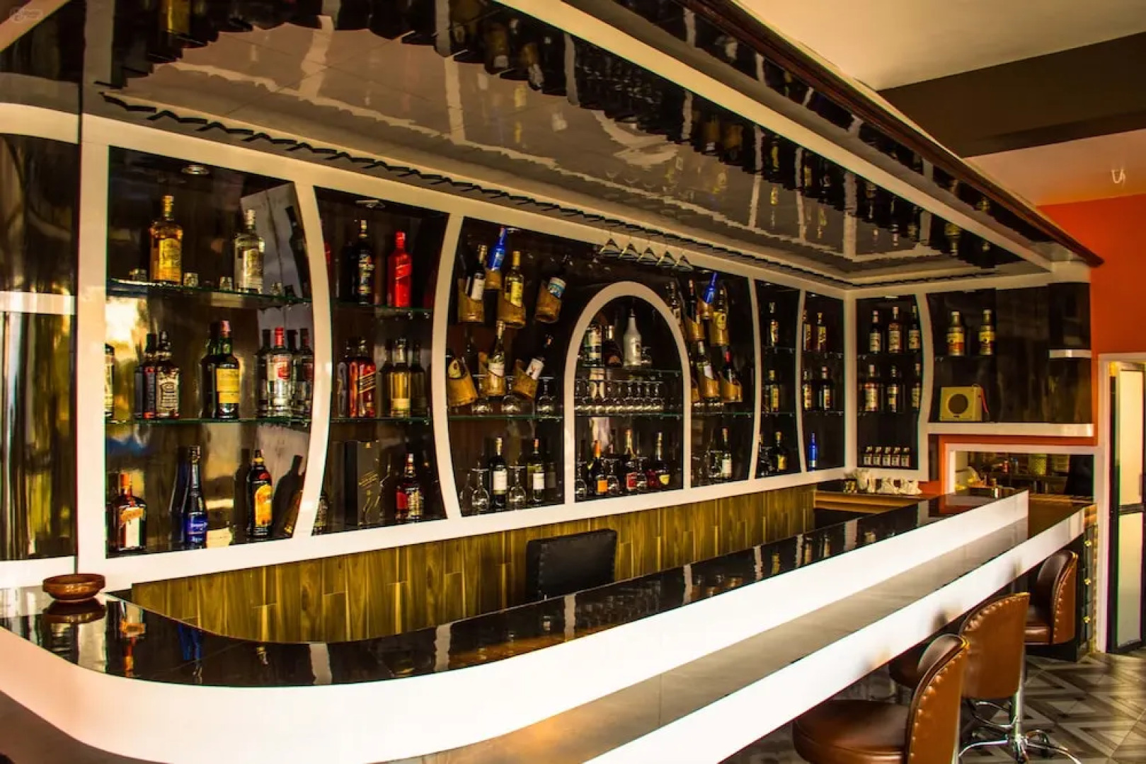 Hotel Seven Lake Paradise