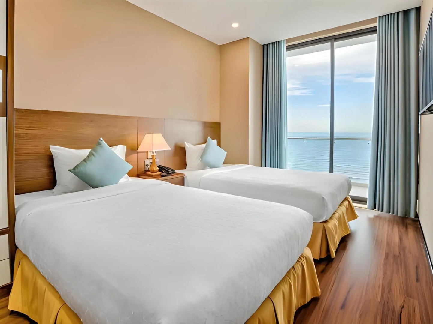 Yarra Ocean Suites Danang