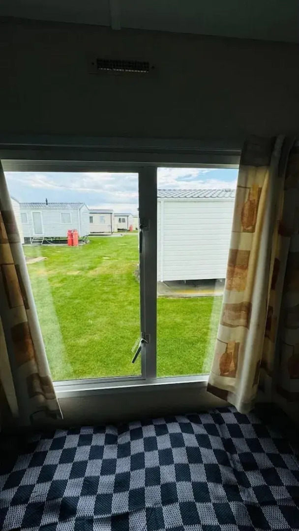 3-bed Carvan, Sleeps 6, Pets & Parking