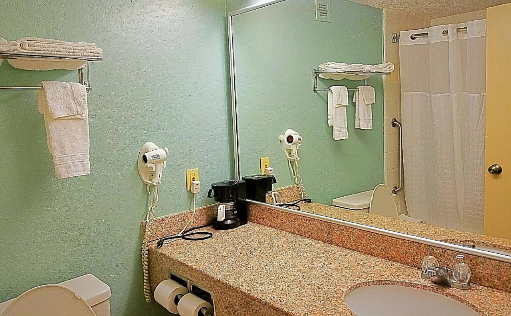 HomeTowne Studios by Red Roof Richmond, VA - W Broad St