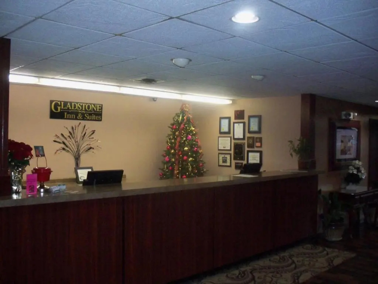 Gladstone Inn & Suites