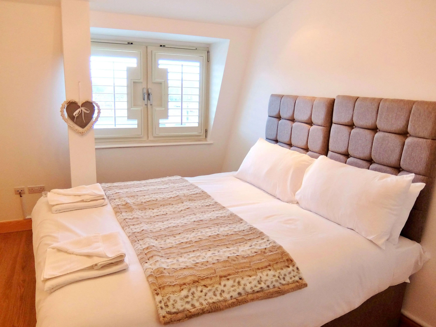 Hampton Court Palace View by Vantage Apartments