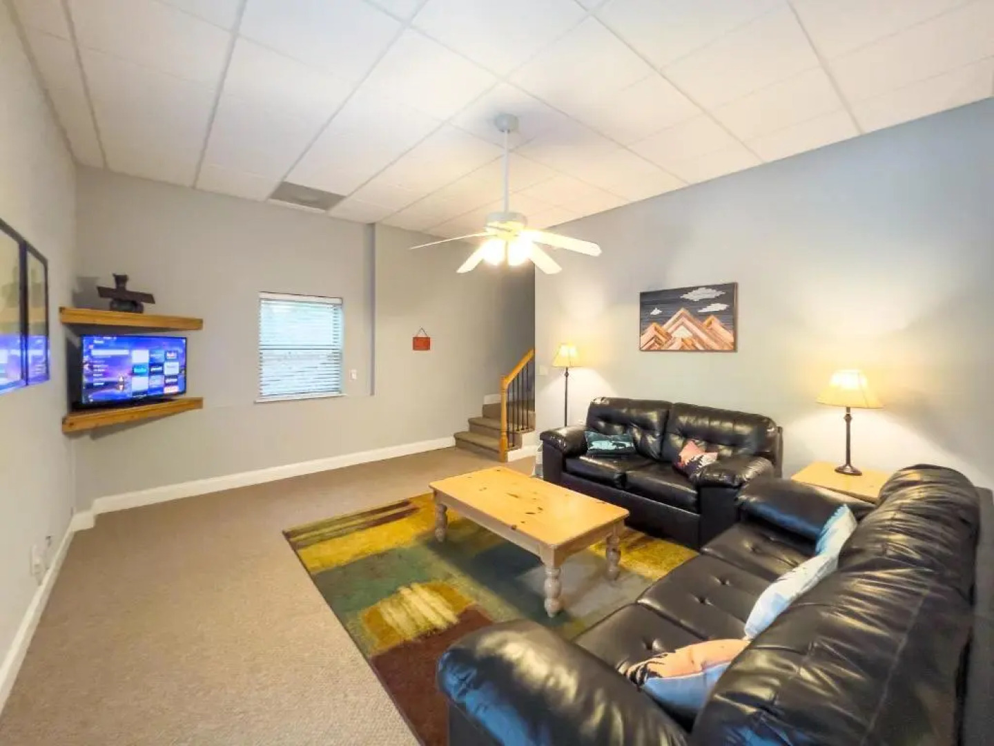 5min to Tubing!Pool Table, hot tub, game room, Sleeps 10!