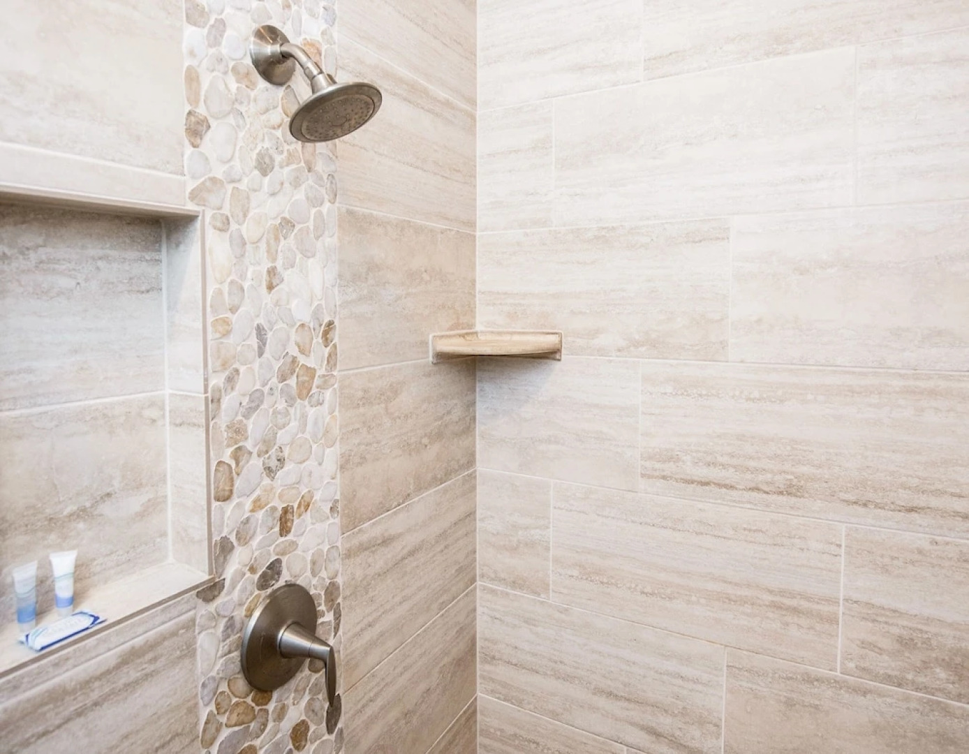 The Century Oak: 3-unit Beside Hidden Falls 4 Bedroom Home