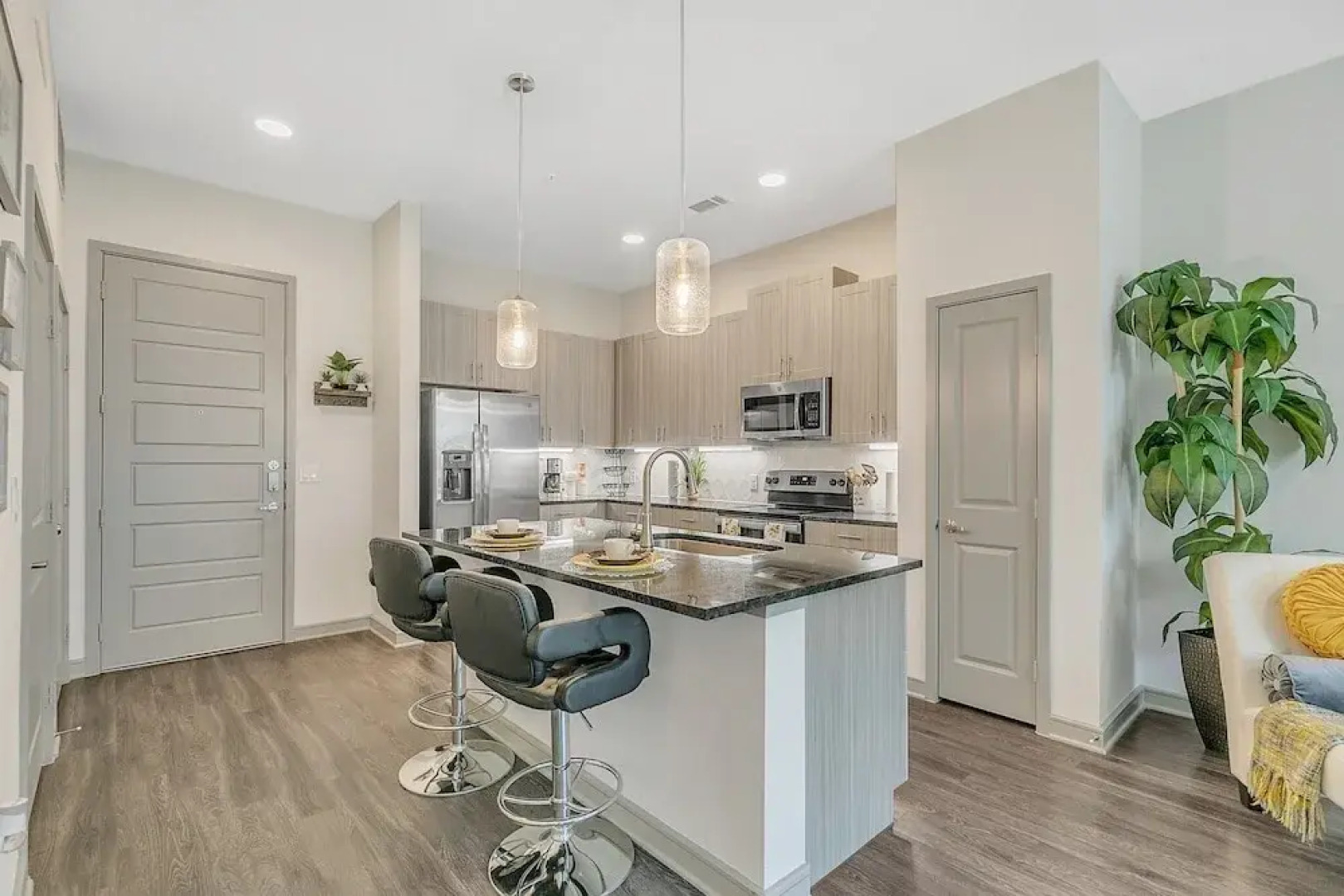 Maison De Luxe Brand New Cozy, Prime Location 1 Bedroom Condo by Redawning