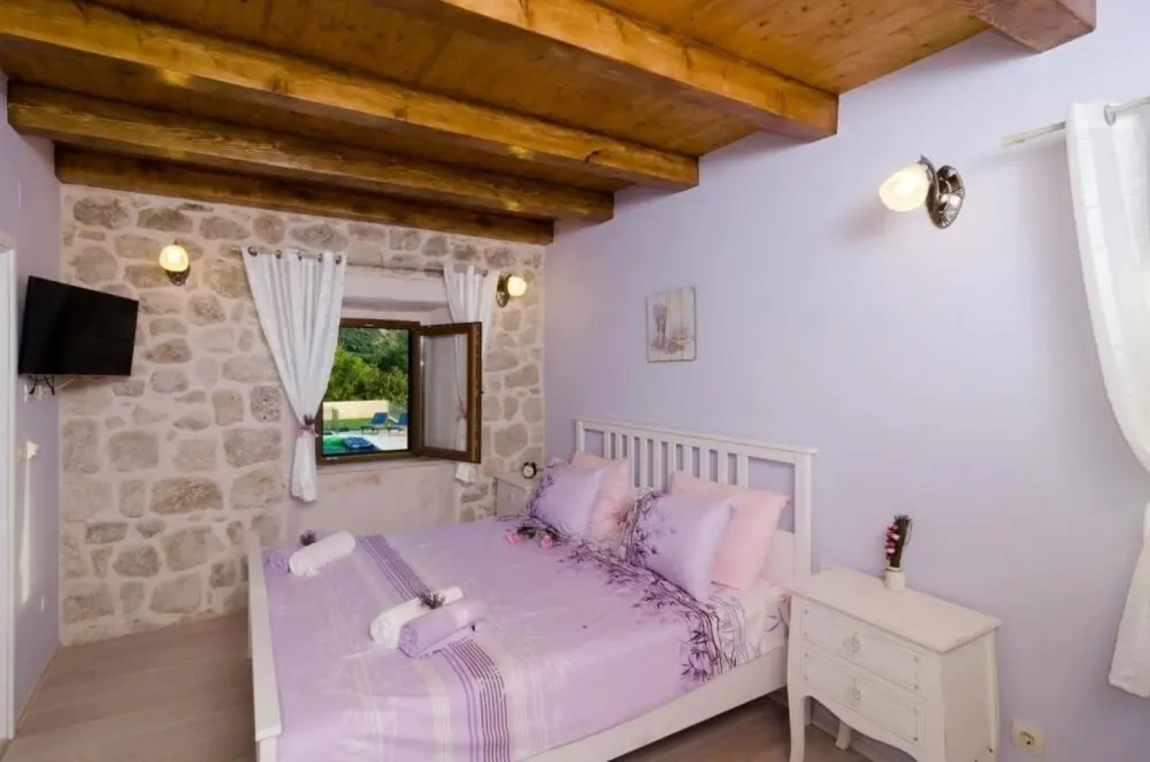 Villa Falcon Rook - Four-bedroom Villa With Terrace and Swimming Pool ID Direct Booker 1901