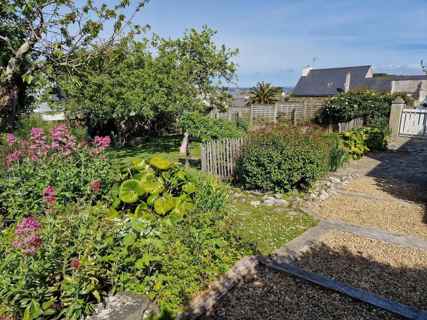Charming holiday home, 200 m sandy beach, Locquirec